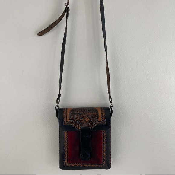 Vintage Hard Shell Tooled Leather Black Tan Red Aztec Graphic Crossbody Bag - Picture 11 of 11